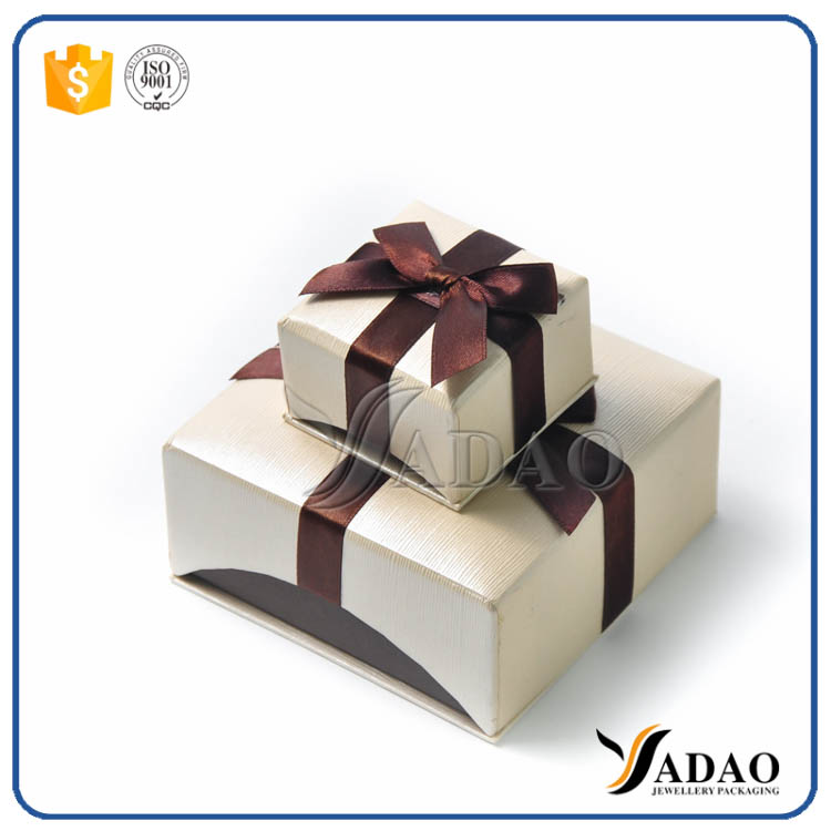 Ručně vyráběný jemný MOQ Velkoobchod přenosná hezká papírová krabička se stuhou na šperky jako přívěsek Náušnice