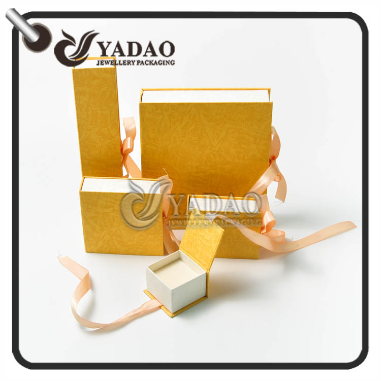 ハンドメイドのペーパー宝石箱はあなたのロゴと印刷されるリング出穂のネックレスバングルおよびブレスレットのパッケージのために適したセットする。