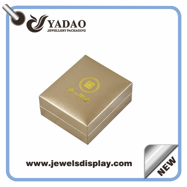 Cajas de regalo de embalaje de joyería decente hermoso caja de reloj caja de brazalete hecha de plástico con papel de pu / cuero de pu
