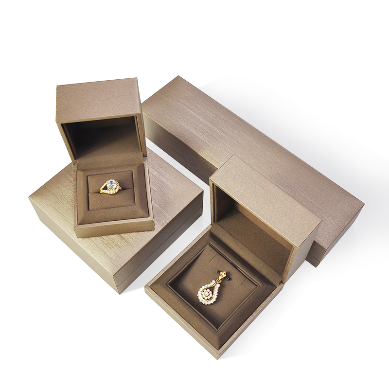 Caja de joyería de cuero de alta gama Collar de anillo Caja de regalo Jeweelry Packaging