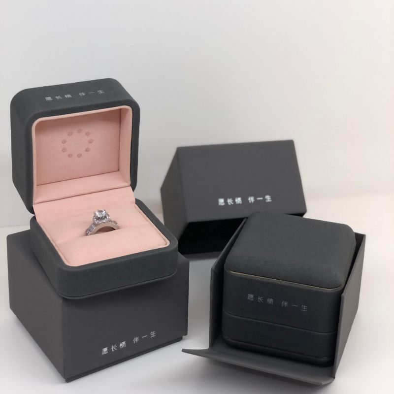 Boîte à bijoux haut de gamme recouverte de cuir élégant de luxe avec intérieur en microfibre
