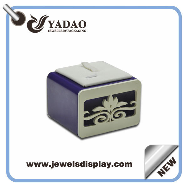 Haut de gamme de luxe blanc et violet titulaire anneau exposant, accessoires d'affichage, anneau présentoir avec sculpture en bois et laque avec l'échantillon personnalisé disponible