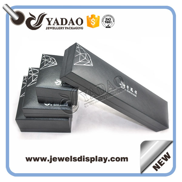 Alto plástico joyas caja de regalo final con papel de cuero negro y tela suave