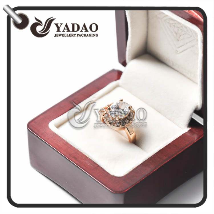 Caixa de anel de madeira da extremidade elevada com revestimento lustroso do piano que é o fósforo perfeito de seu anel do diamante e anel da gema.