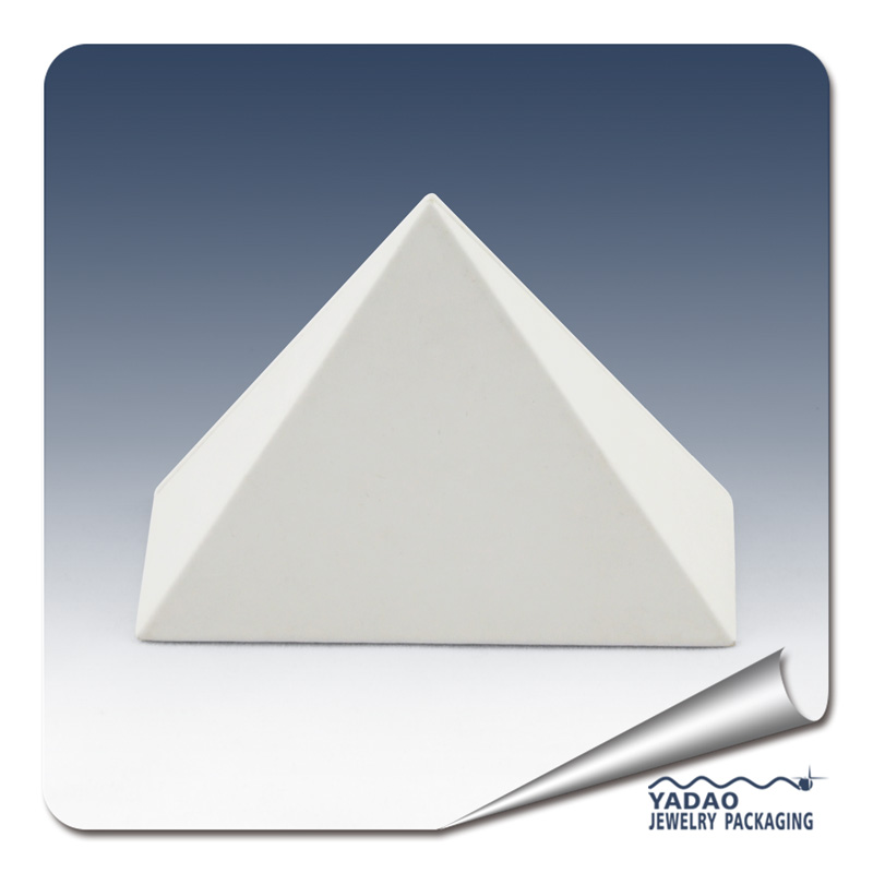 Высокое качество треугольник ожерелье стенд для ювелирных изделий дисплея сделано в Китае