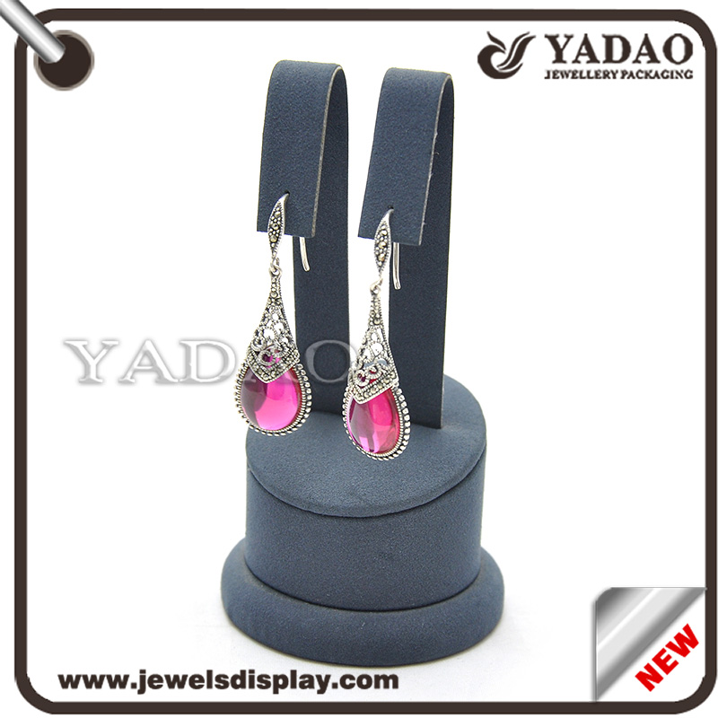 中国製のイヤリングのペンダントの宝石店のための高品質な茶色の革の宝石のディスプレイスタンド