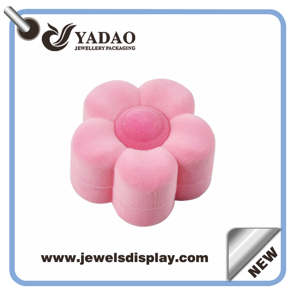 Υψηλής ποιότητας μαλακά θαμνώδης βελούδο κουτί δαχτυλίδι χαριτωμένο ροζ λουλούδι σχήμα δαχτυλίδι πακέτο κατασκευάζεται στην Κίνα με ευνοϊκό τιμή