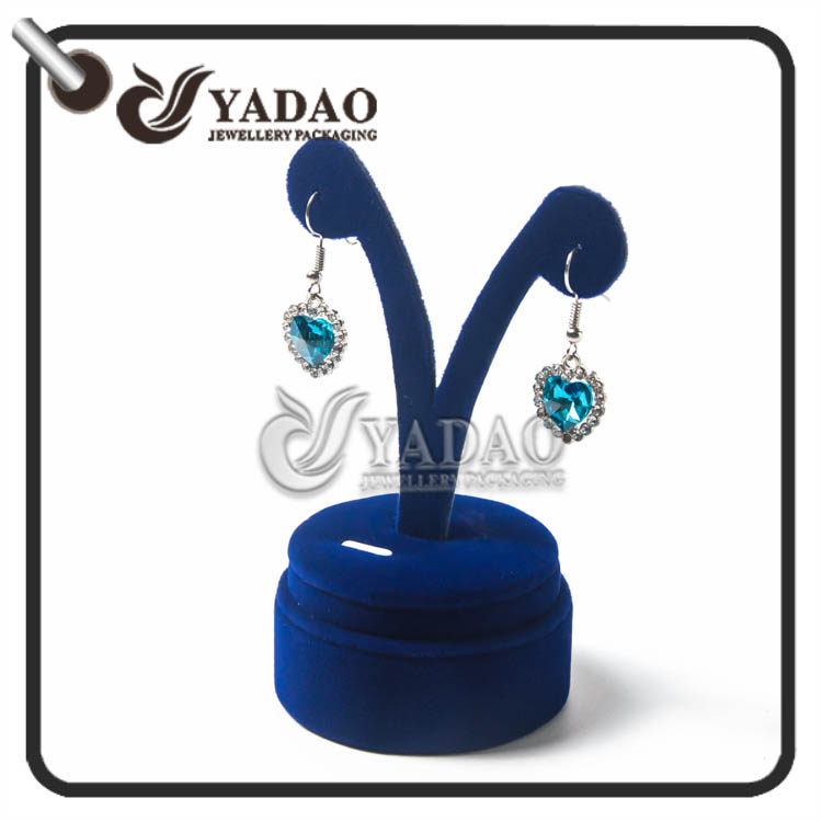 Affichage haute qualité doux velours bleu boucle d’oreille stand goujon avec la forme de lapin mignon