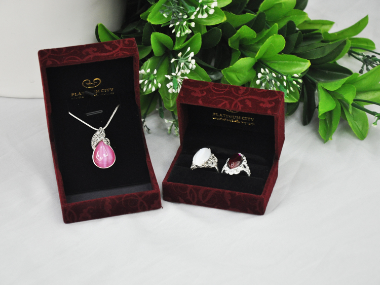 De alta calidad cajas de regalo cajas de joyas de madera de la joyería para el paquete anillo logo de impresión libre y puede por encargo en China