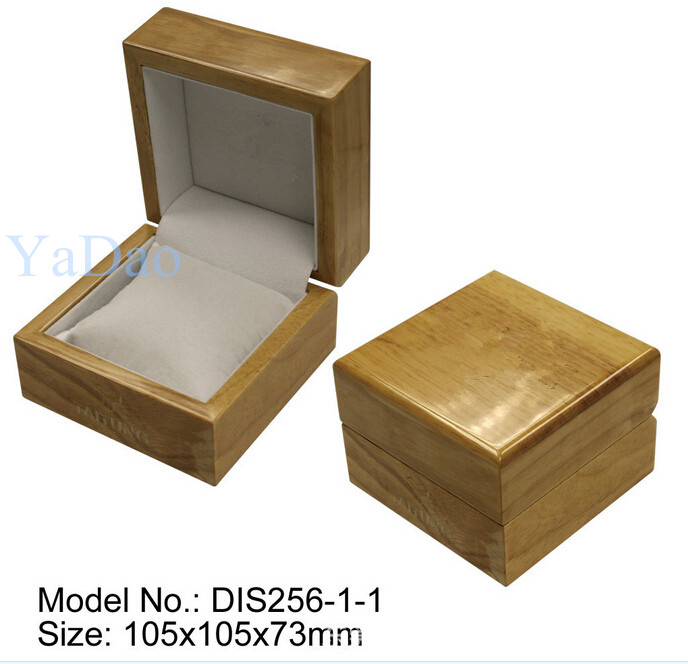 Venta caliente elegante lacado de madera almohada suave en el interior de envases caja de reloj