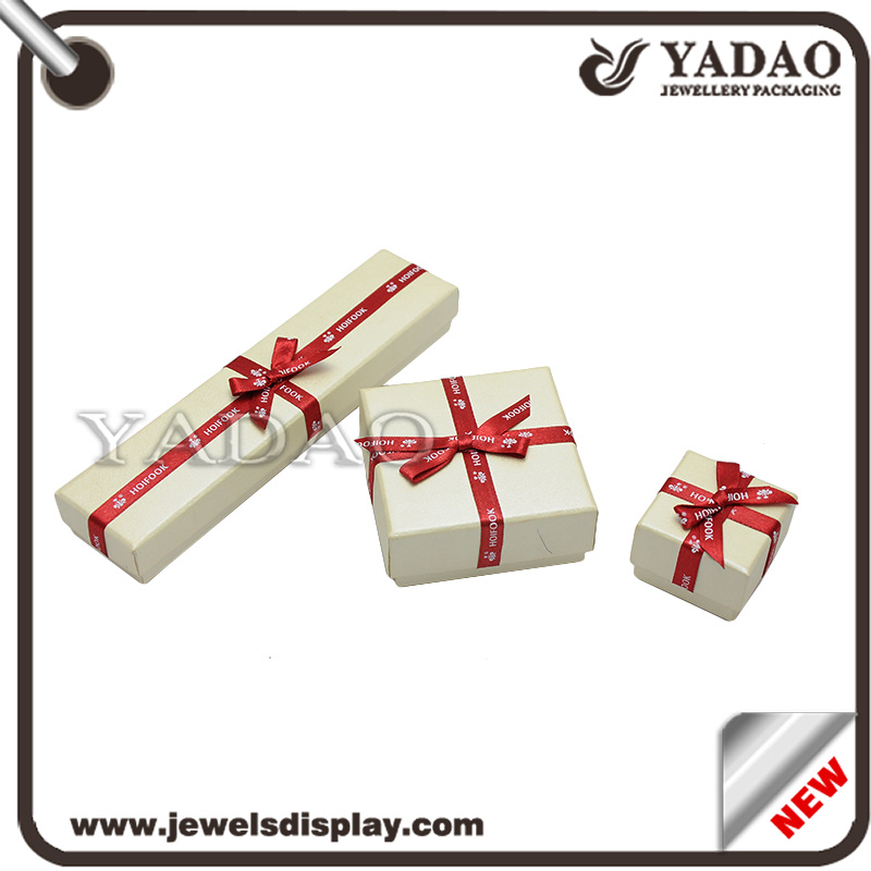 Bijoux Boîtes d'emballage recyclé Paper Box Logo et impression personnalisés gratuitement Jewelry Box avec ruban Gift Box Fournisseur