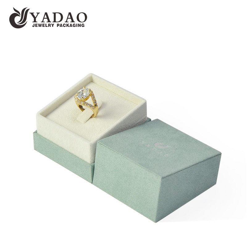 Šperky zobrazují zelený barevný kruhový box cutsomize s obalem z luxusního prstenového boxu