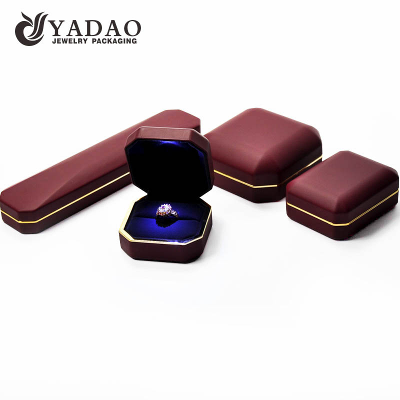 LED caixa de jóias conjunto que é coberto com couro bom; o interior é revestido com veludo; durável em uso; em stock.