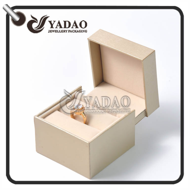 Caja de anillo plástica personalizada única lujosa cubierta con el papel de oro de la PU con el terciopelo suave agradable.