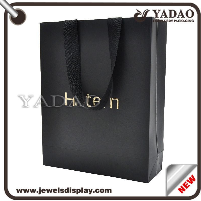 Clásicos de lujo bolsas de papel negro con el logotipo estampado en caliente de oro para la fiesta de tienda y centro comercial favorece bolsas de embalaje de papel