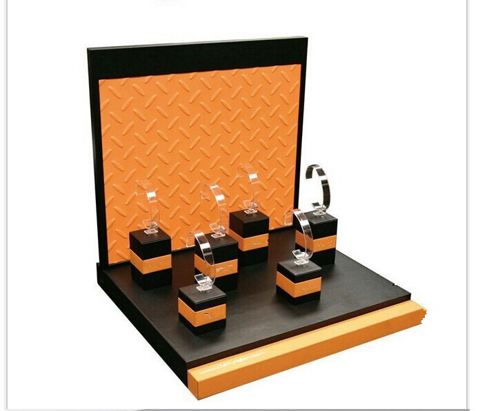 現代のカスタマイズアクリルジュエリー表示バングル/ブレスレット用アクリルディスプレイgloosyラッカー仕上げの時計表示設定木質材料カスタム印刷されたカウンター表示スタンド