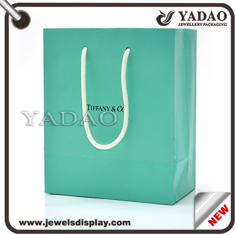 La mayor bolsa de joyas de papel azul popular entre handstring y su logotipo