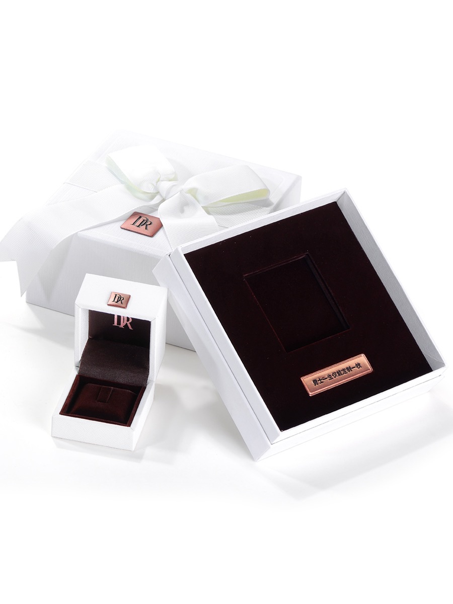 Novoroční značkový dřevěný obal Displej Ring snubní dárkový box Dodavatel