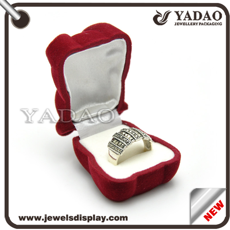 El más nuevo diseño de terciopelo flocado joyero anillo hecho en China
