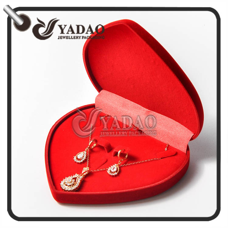 Ωραία και οικονομική καρδιά σχήμα βελούδο κοσμήματα σετ κουτί για το δαχτυλίδι και σκουλαρίκια πακέτο κρεμαστό με λογότυπο εκτύπωση υπηρεσία.