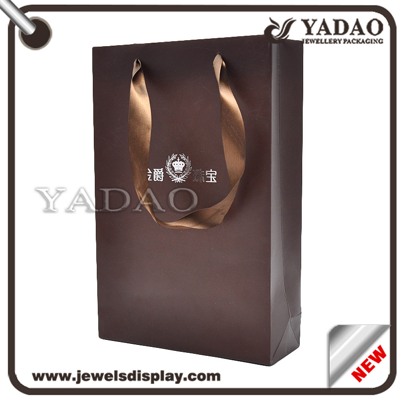 Pěkný odolný ekvisite luxusní dobrá cena designovatelná kávová barva hedvábná stuha rukojeť papírové tašky / nákupní tašky / balicí tašky