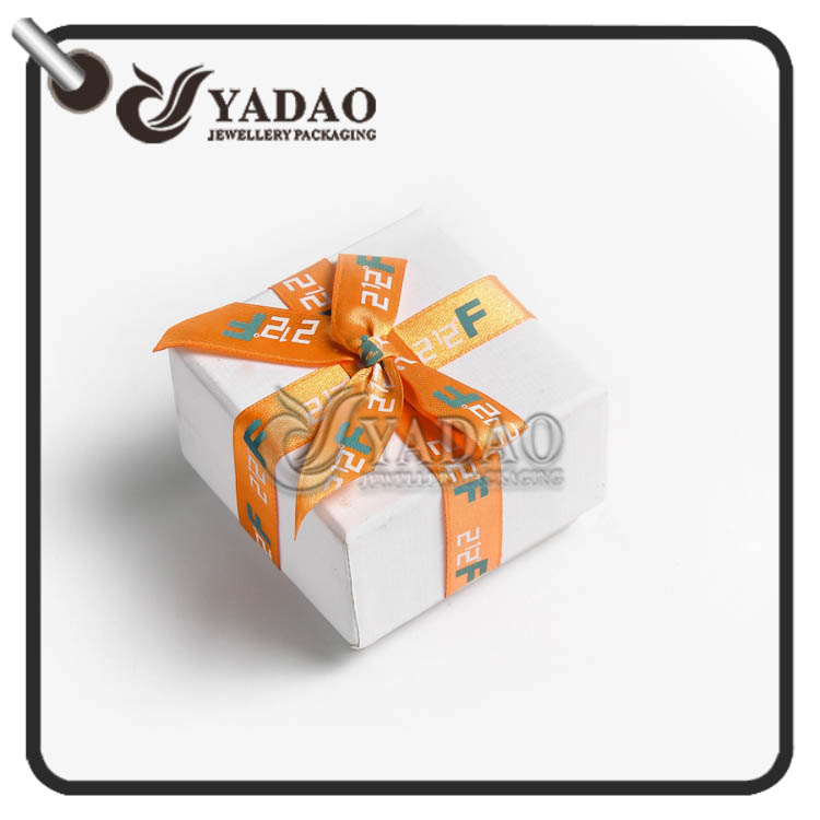 Бумажный подарочный пакет OEM / ODM, подходящий для ювелирных часов, представляет собой сувенирную упаковку с индивидуальным цветом и размером.