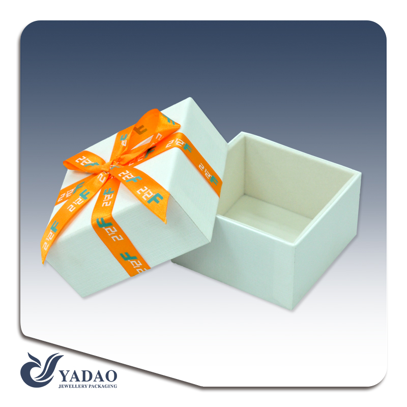Cartón de papel caja de regalo de la joyería al por mayor con la cinta hecha en China
