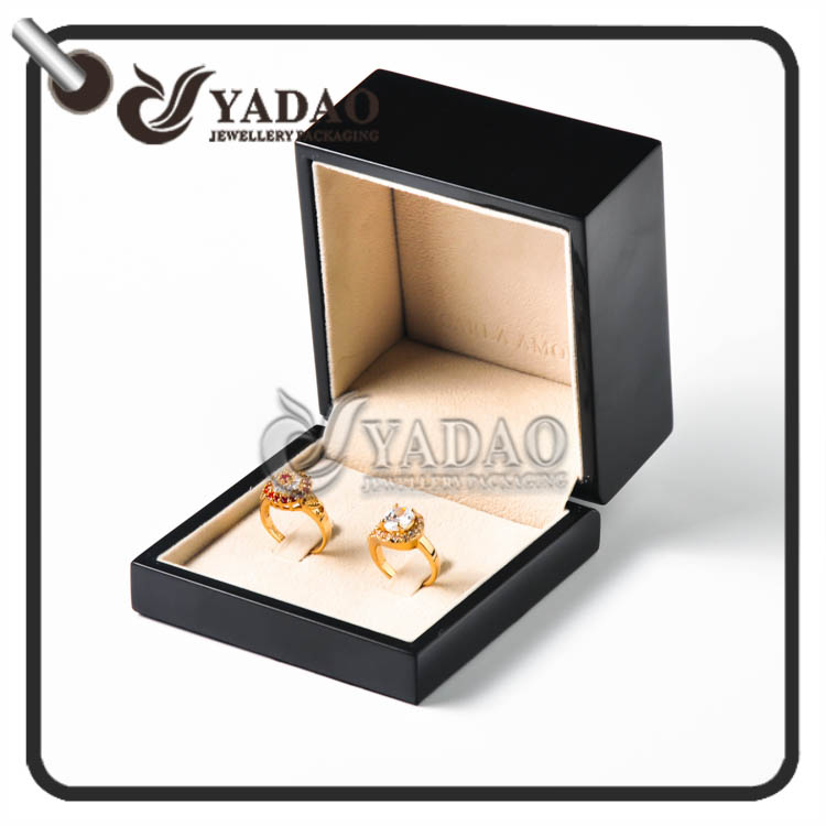 Caja de anillos de madera brillante personalizada adecuada para empacar anillos de pareja, anillos de compromiso y anillos de boda