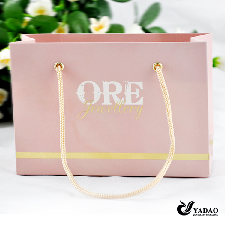 Rose ou bleu ou n’importe quelle couleur vous aimez cadeau sac shopping sac avec poignée de corde de bonne qualité et or ou argent estampillé logo personnalisé