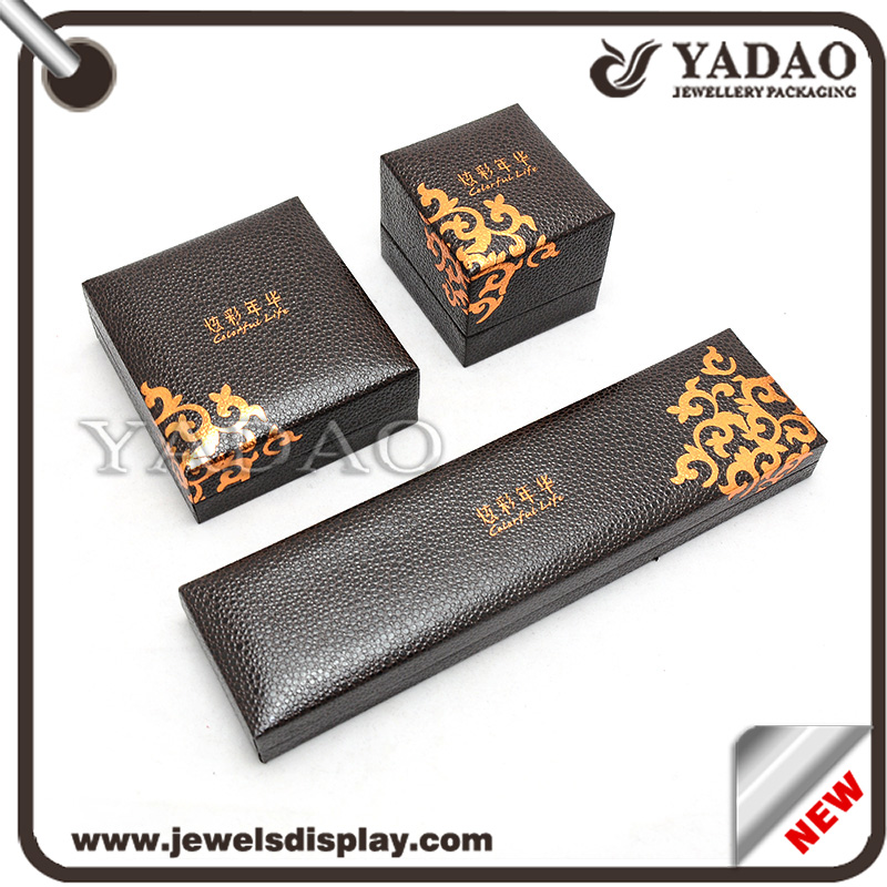 Plastic + PU insert de velours de cuir affichage boîte de bijoux avec bague de nacklace et pendentif fait en Chine