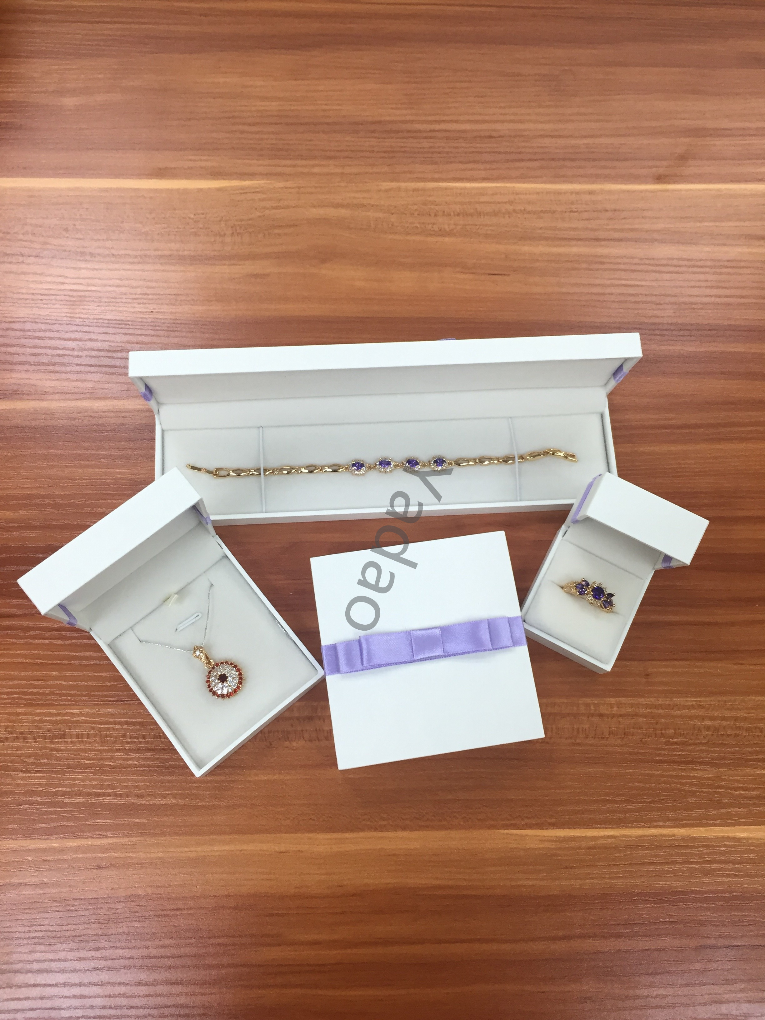Oblíbený tvar white paper koženka šperky zavěšené box šperky obalové krabice s mašlí Luxury Set Custom logem šperkovnice dárkové krabičky dodavatele