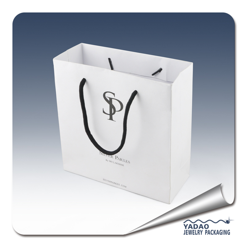 Beliebte weiße Farbe Papier shpping Tasche mit Tragegriff und Seide print logo made in China