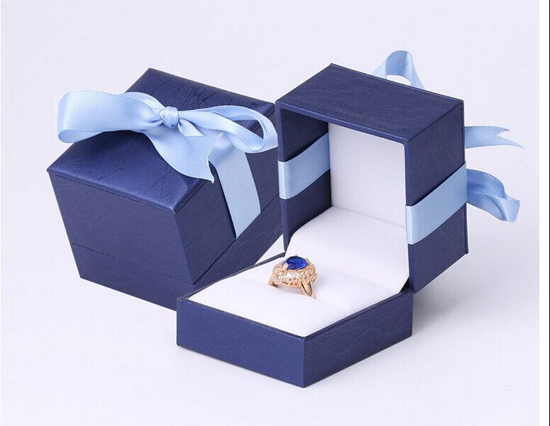 Professional boîte à bijoux d'alimentation de l'usine de papier Soft touch logo personnalisé boîte en plastique d'emballage de bijoux bague de mariage Boucles d'oreilles Boîte fabricant