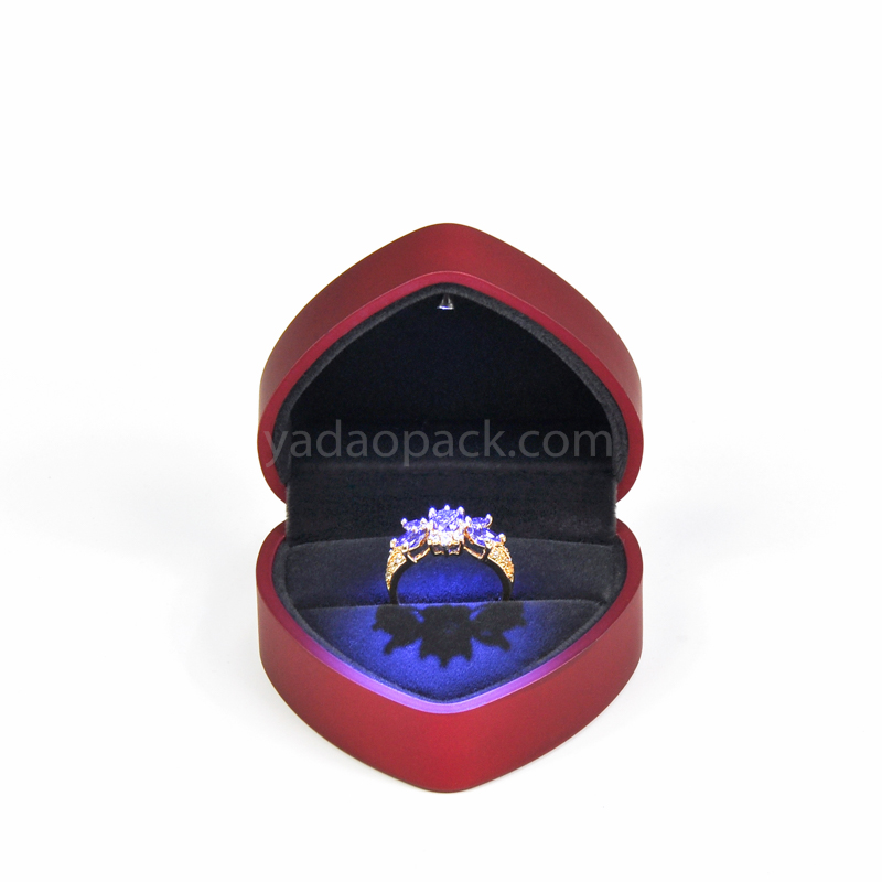 Forma de coração vermelho LED caixa de luz de plástico para a série de jóias com tampa magnética
