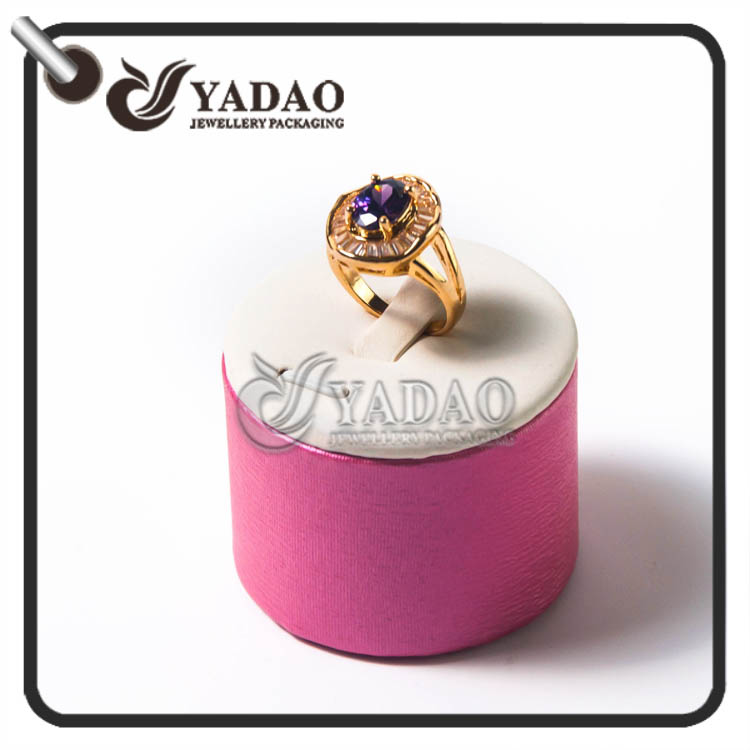 Le stand rond rose d'affichage d'anneau avec un CILP pour exposer l'anneau de diamant de bijou de bague et l'anneau de mariage fait en Chine avec la bonne qualité.