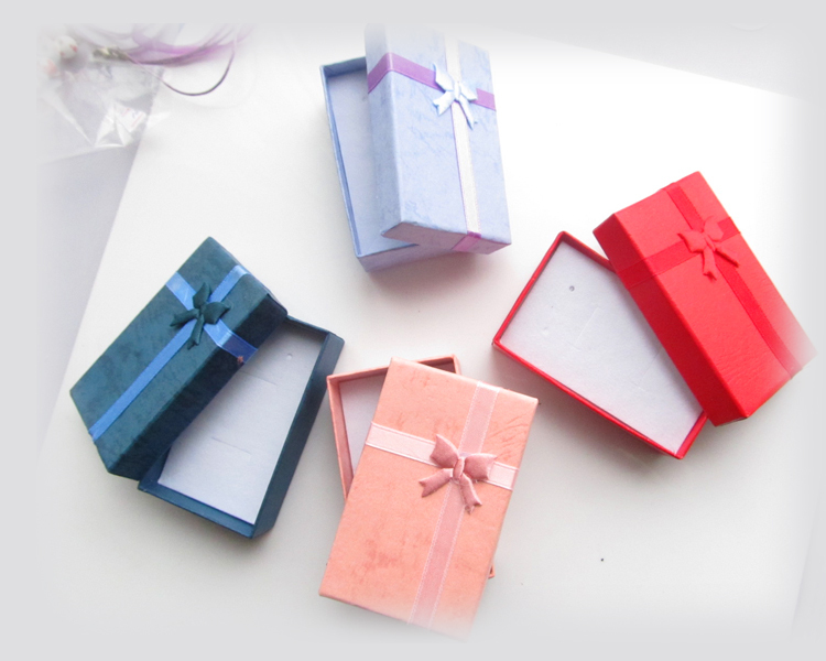 Simple coloré boîte de papier cadeau pas cher avec couvercle et arc-noeud gros séparée