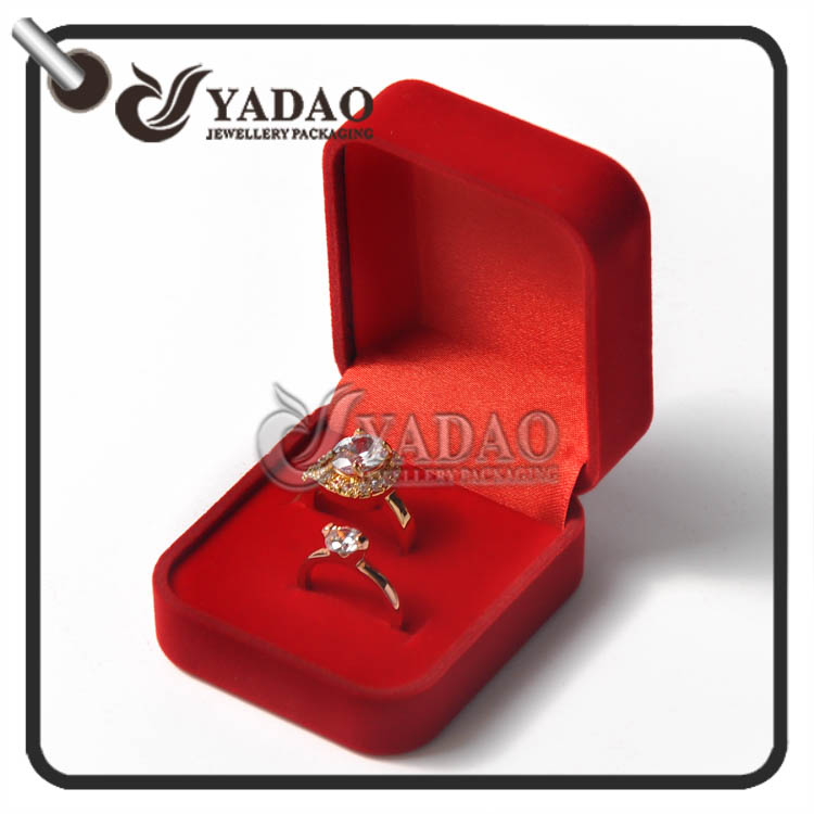 Caixa de anel de casal de veludo de várias cores diferentes para anel de prata e anel de noivado.