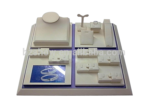 Λευκή δερματίνη καλύπτονται ξύλινο σετ κουτί οθόνη με την εικόνα σε αυτό για κοσμηματοπωλείο