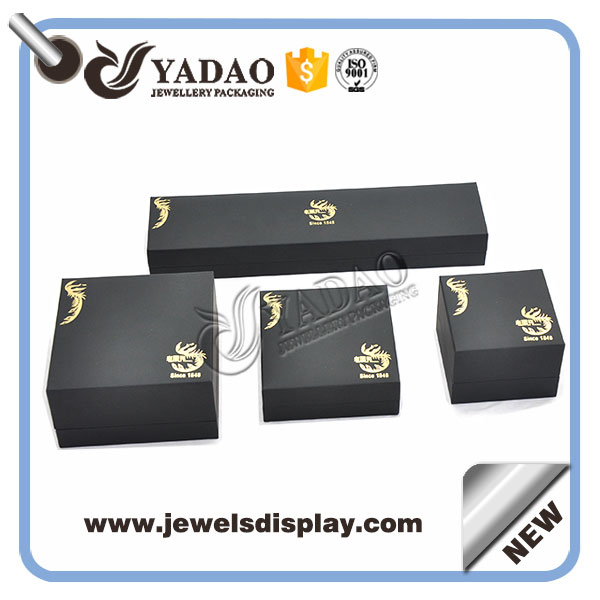 Comercio al por mayor de la fábrica de China de las cajas para el pendiente del anillo del brazalete y pulsera collar de embalaje de cuero sintético negro conjunto joyero