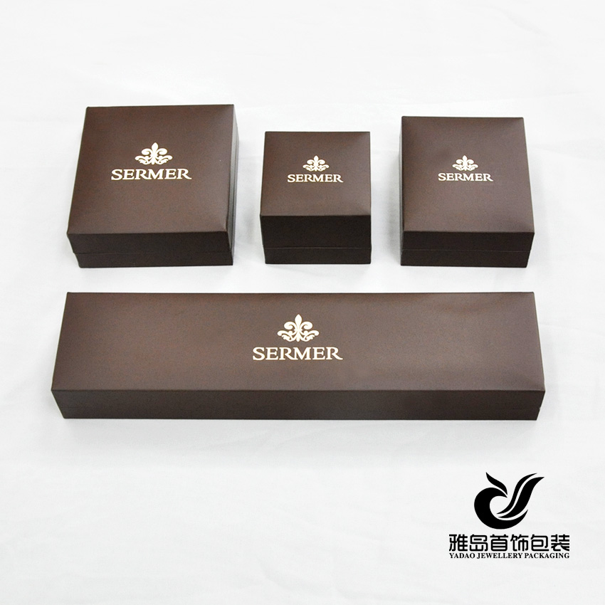 ゴールドホットスタンピングロゴとベルベットと卸売カスタム茶色のジュエリーギフトボックスは、カスタム合成皮革紙の宝石箱を挿入