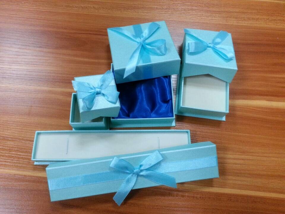 Gros Haute Qualité magnétique pliant Box Papier Couleur Bleu Bijoux Emballage boîte avec du ruban