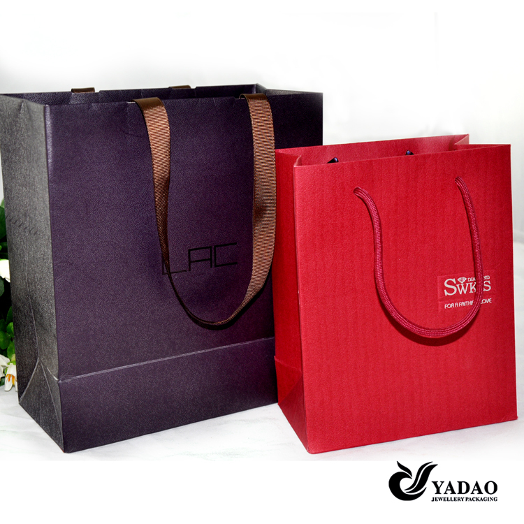 卸売最新高品質の供給カスタマイズ紙ジュエリー包装袋、紙ギフトバッグ、OEMが提供する紙のショッピングバッグ