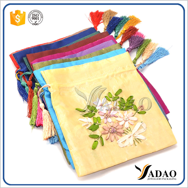 Pequeña bolsa de satén de encargo colorida al por mayor del estilo chino retro con los cordones para el empaquetado de la joyería