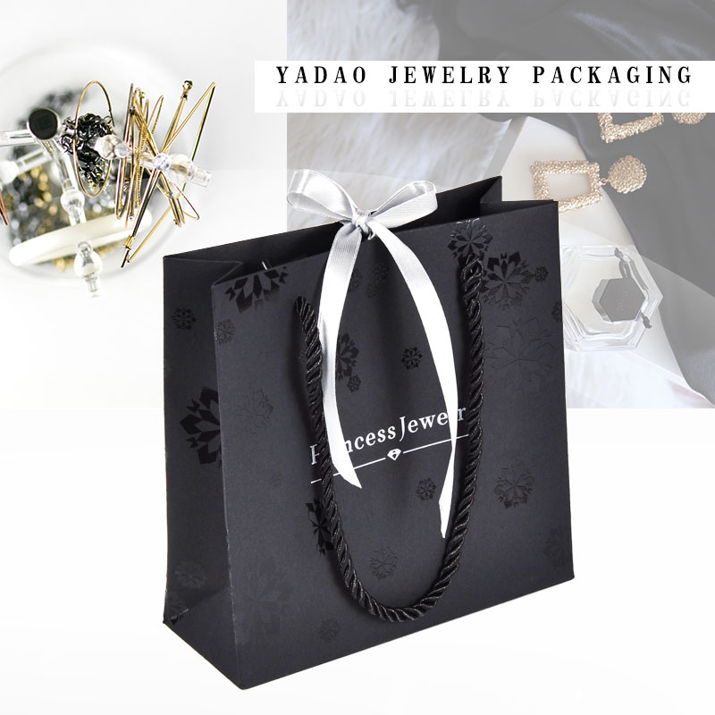 YADAO Luxusní dovolená Taška Vlastní Logo Černá Barva CMYK Nový Design Kreslený Papírový Taška pro Oblečení Dárkové Nakupování
