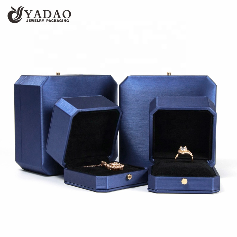 El fabricante de YADAO personalizó la caja de plástico de la chaqueta de cuero de la PU para el paquete de la joyería del regalo con el casquillo de la tapa de la tapa del tirón