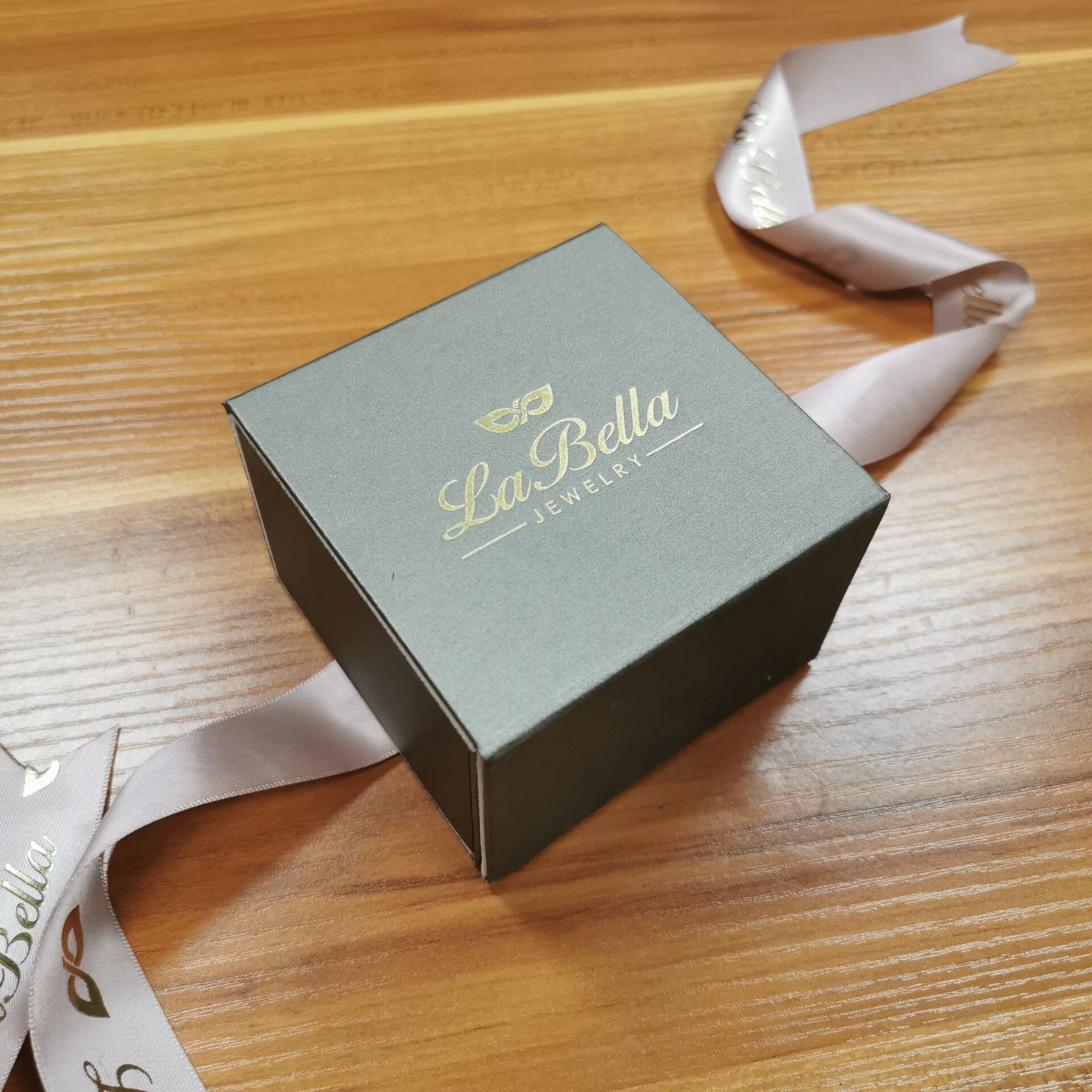 Yadao vlastní magnetické šperky Box dřevěný box s mašlí