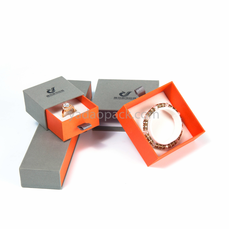 Yadao صندوق مجوهرات هدية مع درج ورق مجوهرات داخلي أساسي وشعار مخصص