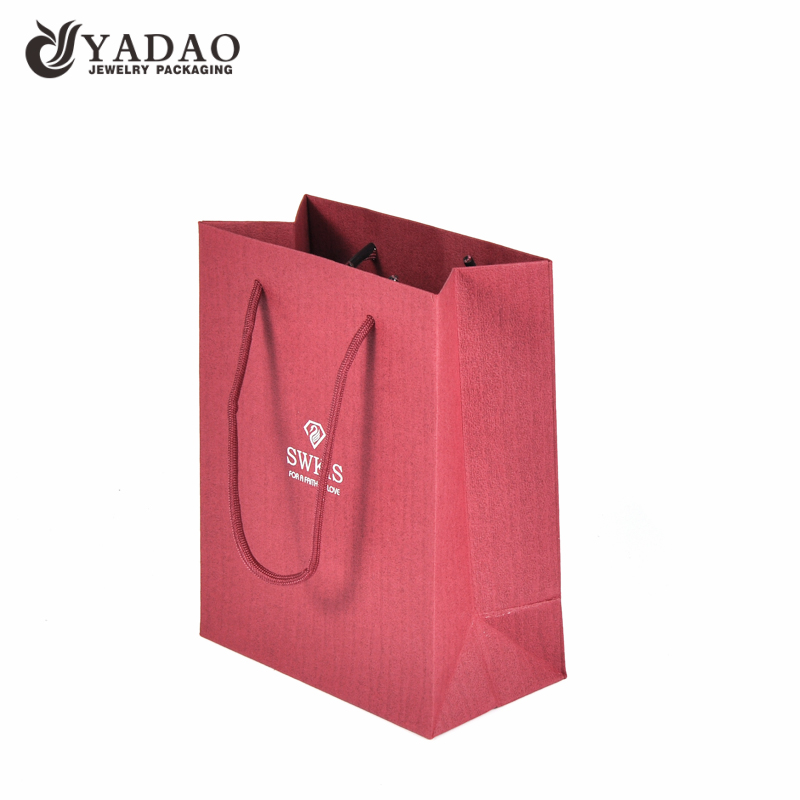 Yadao Hochwertige Fancy Paper Bag Weihnachtsgeschenktüte Rote Tasche zum Einkaufen mit Twisted Rope und Hot Stamping