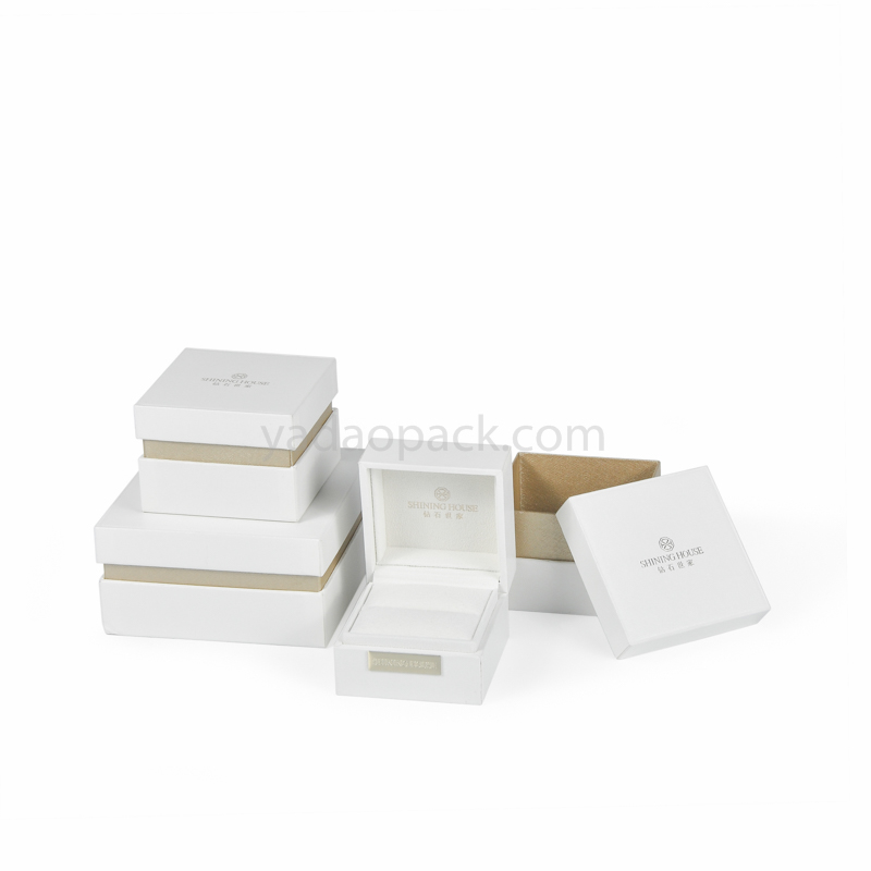 Luxusní plastová šperkovnice Yadao s papírovým vnějším rámečkem bílá barva krabice sametová vložka balení