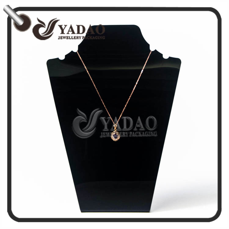 Busto per collana in resina Yadao OEM / ODM con dimensioni personalizzate e logo adatto per esposizione a sospensione in vetrina.